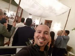 מורן מצלם תמונה יחד עם אורחים באירוע